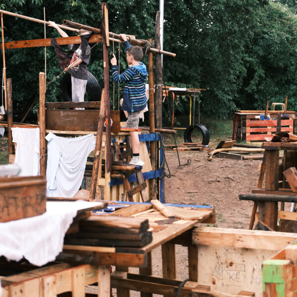 Přednáška a debata o Adventure Playground – hřiště, které staví samy děti